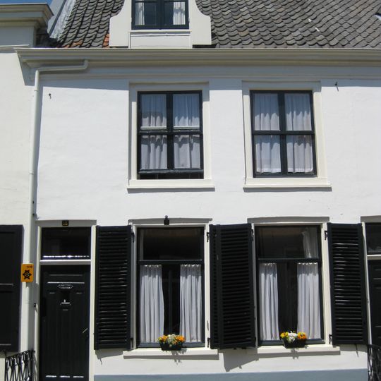 Witgepleisterd pand met rechte kroonlijst