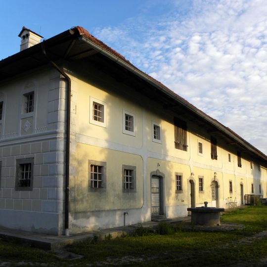 Haus Baumgartner und Preßhaus, Hofbühne Tegernbach