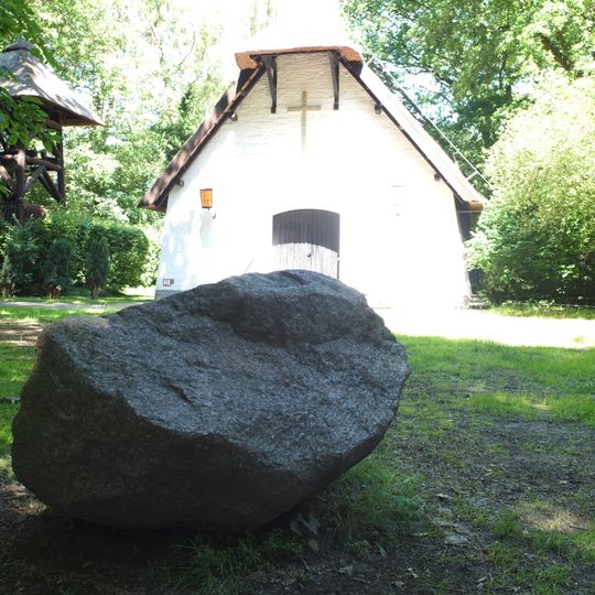 Findling an der Schilfdachkapelle