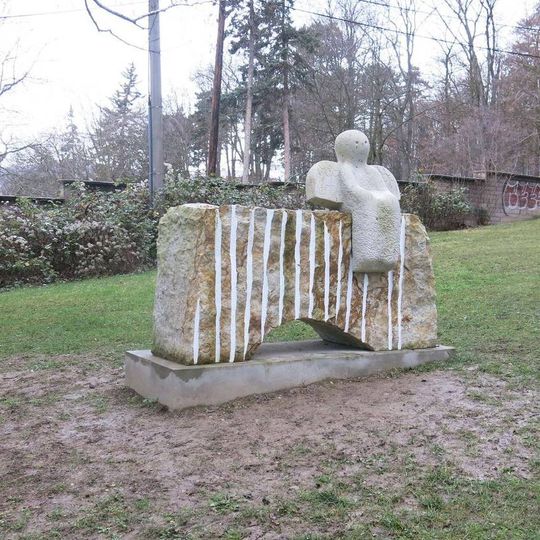 Kamenná plastika Anděl na pruhovaném mostě u cesty na Mostnou horu v Litoměřicích