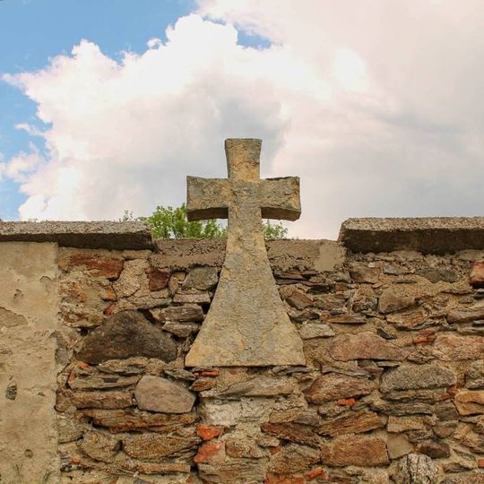 Smírčí kříž v Jedlové ve zdi kolem hřbitova