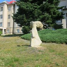 Kamenná plastika jižně od pavilonu 3 nemocnice v Jilemnici
