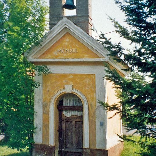 Kaplička na návsi v Chrášťanech