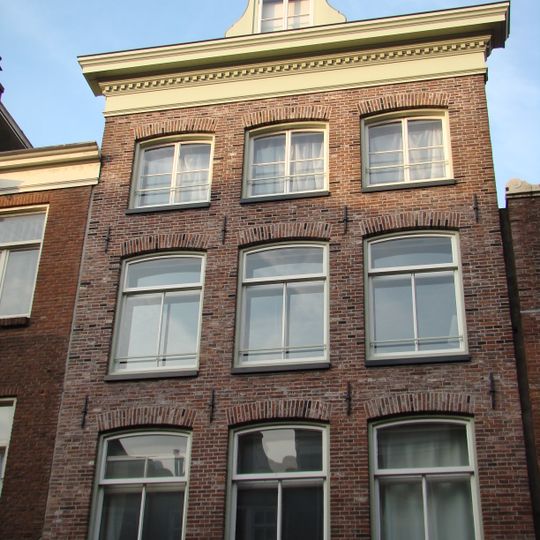 Huis met gevel onder klokvormige top met rollagen