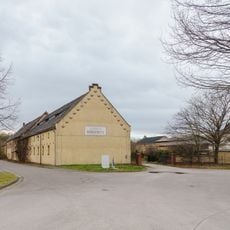 Einzeldenkmale der Sachgesamtheit Schloss, Park und Rittergut Nischwitz: zwei Wohn- und Wirtschaftsgebäude (Nr. 7 und Nr. 9) sowie Wohnhaus (mit zwei Hausnummern Nr. 11/13, Tagelöhnerhaus) eines Rittergutes (siehe auch Sachgesamtheitsliste - Obj. 0