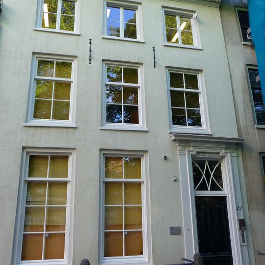 Pand met gepleisterde lijstgevel