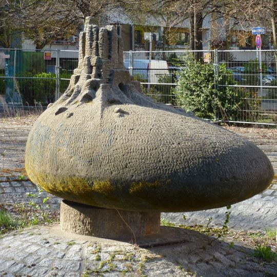 Ouellbrunnen mit Sandsteinplastik