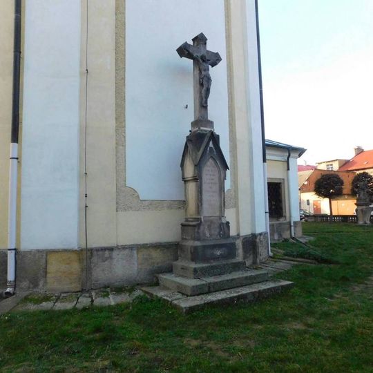 Kříž u kostela Narození Panny Marie v Hořicích
