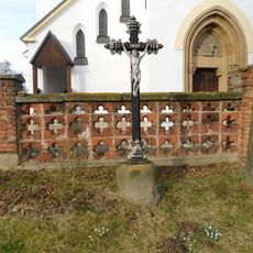 Kříž u kostela v Křešíně