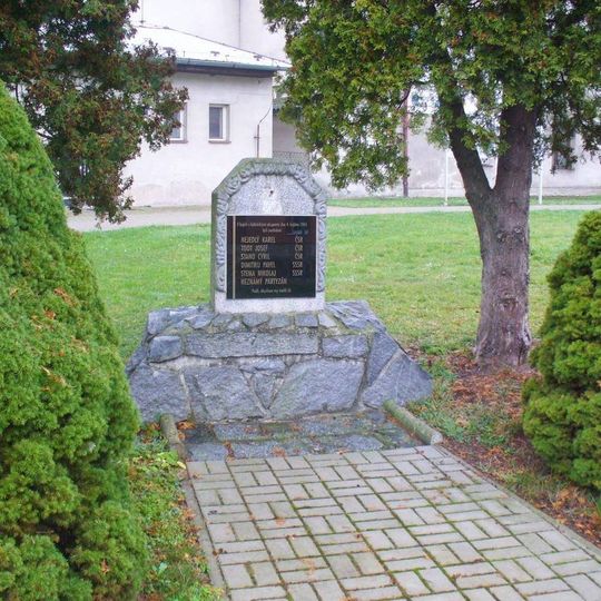 Pomník padlým v květnu 1945 na návsi v Hřivicích