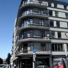 Īres nams ar birojiem un veikaliem