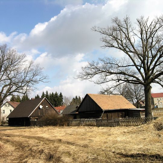 Schrotholzwohnhaus, Seitengebäude, Schrotholzscheune und Torhaus eines Vierseithofes Dorfstraße 22