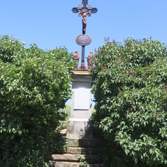 Kříž u stezky východně od Kladerub nad Oslavou