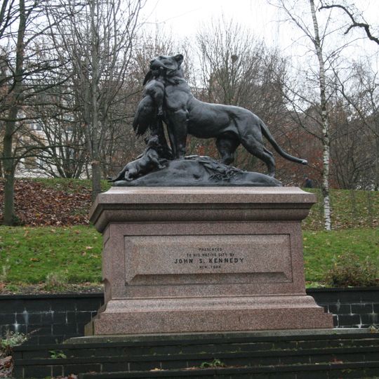 Kelvingrove Park, Statue Of Tigress, Cubs And Peacock
