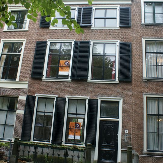 Pand met eenvoudige gevel met fraaie deur