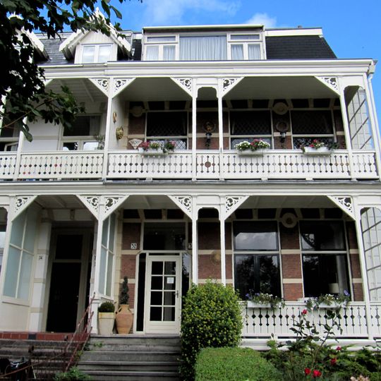 Rechterdeel van vrijstaand pand bestaande uit twee beneden- en twee bovenwoningen