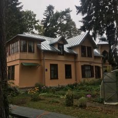 Dzīvojamā ēka - tirgotava