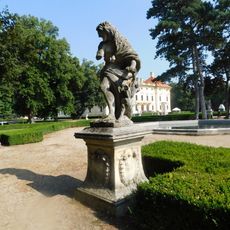 Socha Herkula v zámeckém parku ve Slavkově