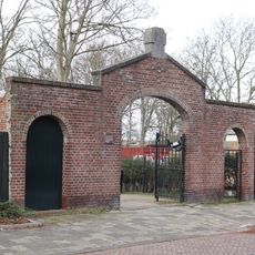 Katholieke toegangspoort bij Emaus Begraafplaats