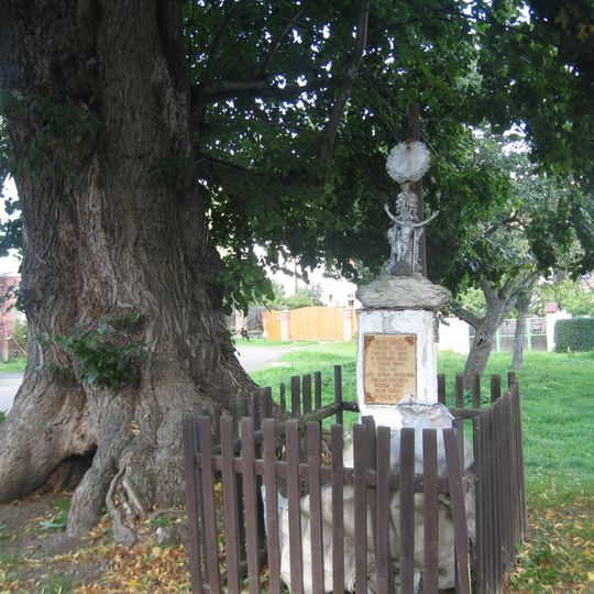 Kříž v Moravanech na návsi