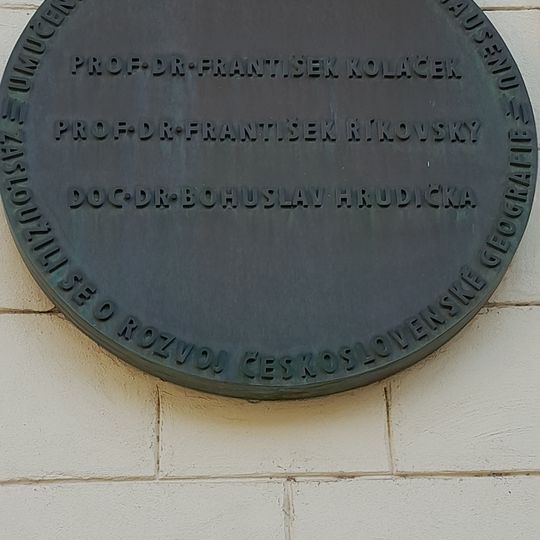 Pamětní deska Františka Koláčka, Františka Říkovského a Bohuslava Hrudičky v areálu Přírodovědecké fakulty v Brně