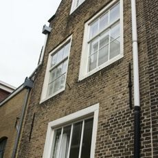 Pand met puntgevel met schuiframen