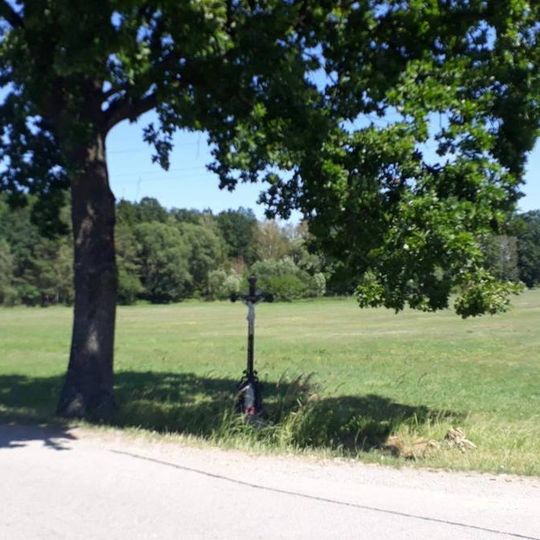 Kříž severně od Kostelní Radouně u křižovatky