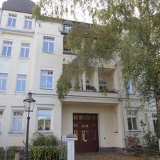 Mietshaus in geschlossener Bebauung konzipiert, mit Vorgarten und Einfriedung Dorotheenstraße 21