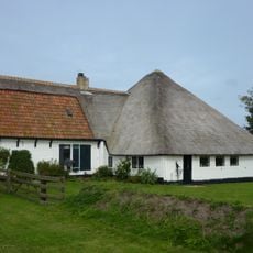 Enige der "zeven" huizen aan een dwarsweg even ten noorden van Oosterend gelegen dat nog intact is. Stolphoeve met lang voorhuis gesloten door houten voorschot met getoogd luik