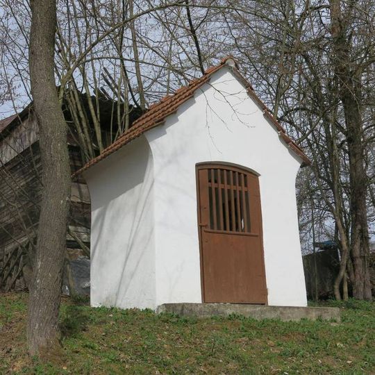 Kaplička u domu naproti zřícenině hradu Pořešín