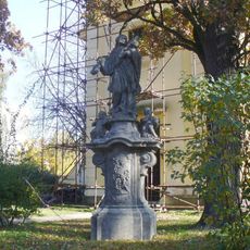 Socha svatého Jana Nepomuckého vpravo u kostela ve Štětí