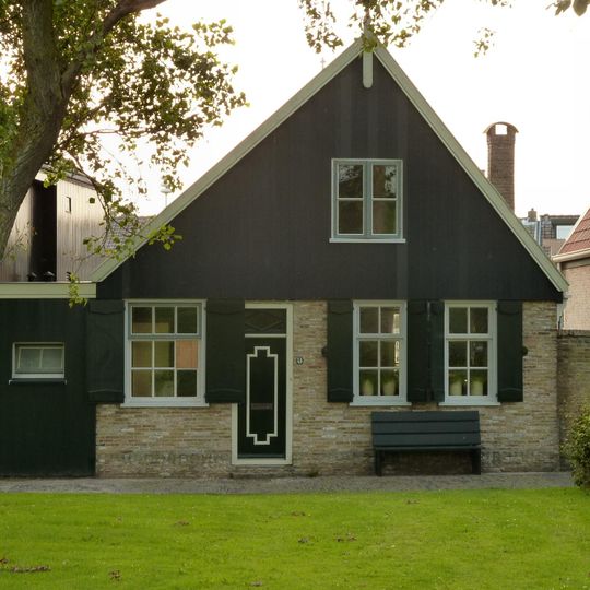 Pandje met eenvoudige houten top. Vensters met 6 en 9 ruiten