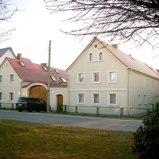 Bauernhof mit Wohnhaus, Ausgedingehaus, Seitengebäude, Hofmauer mit großem Torbogen und kleiner Pforte Dorfstraße 51