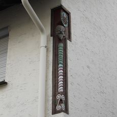 Zwei geschnitzte Eckpfosten