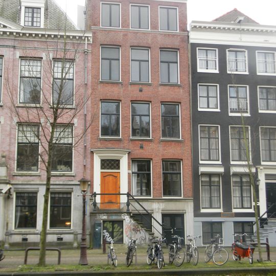 In de 20e eeuw verhoogd en van een nieuw dak voorzien 18e-eeuws huis