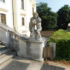 Putti vpravo na schodišti do zámku ve Slavkově