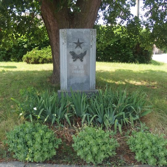 Pomník padlým v Rohli na rozcestí