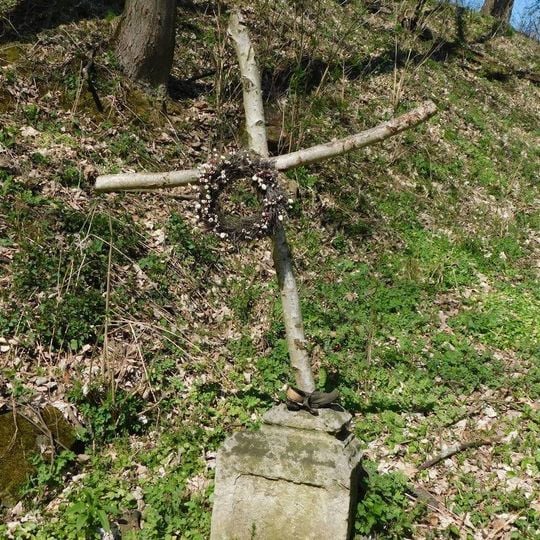 Kříž při cestě ke hřbitovu ve Skokách