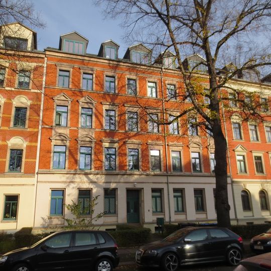 Mietshaus in geschlossener Bebauung mit Vorgarten Walter-Oertel-Straße 6