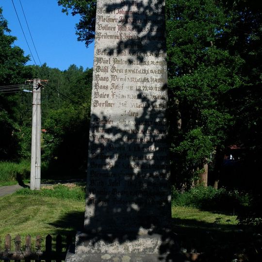 Pomník padlým severně od návsi v Písařově Vesci