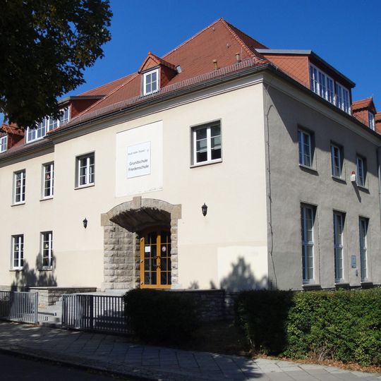 Schulgebäude Karl-Pilger-Straße 4
