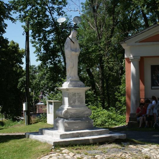 Socha Panny Marie u poutního kostela na vrcholu Cvilín