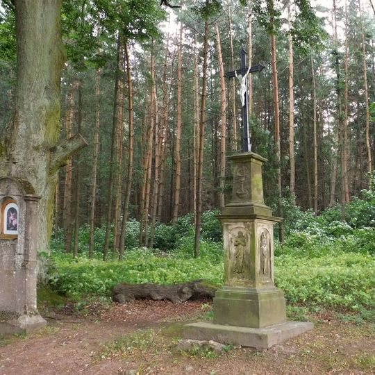 Kříž severně od Bludova v lese