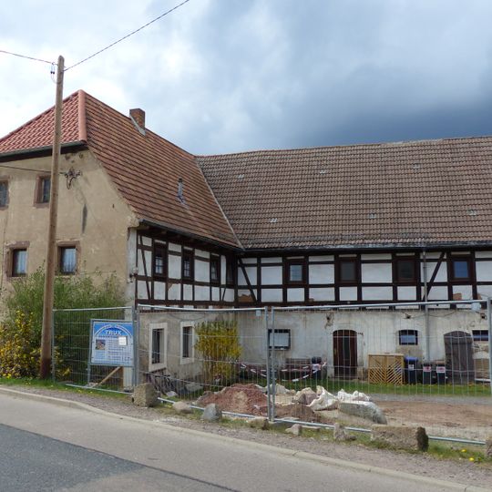 Wohnstallhaus , Seitengebäude und Scheune sowie Hofmauer mit Pforte und Torpfeilern eines Bauernhofes Ferdinand-von-Schill-Straße 2