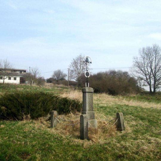 Kříž severně od Maňovic u zemědělského areálu