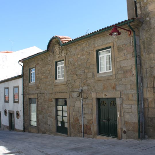 Casa brasonada na Praça Luís de Camões