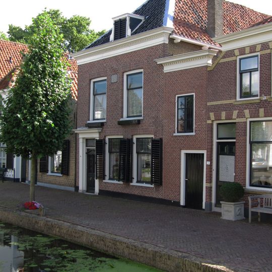 Huis van enigszins stadse allure met schilddak