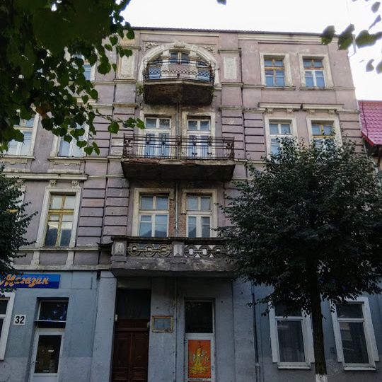 Доходный дом с встроенными торговыми помещениями