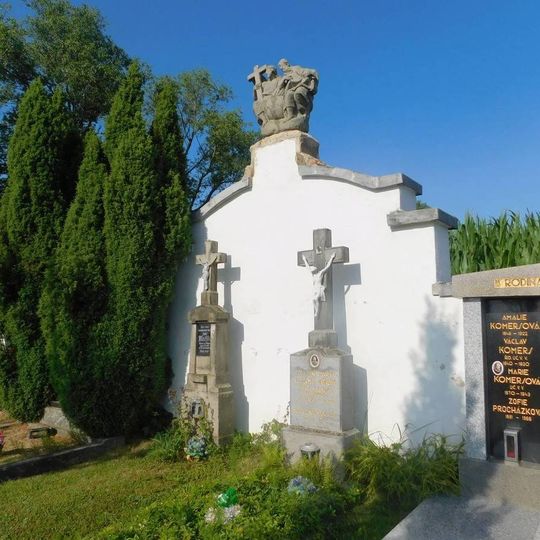 Sousoší Nejsvětější Trojice na zdi hřbitova ve Štokách