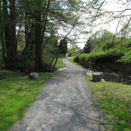 Můstek Farské ulice přes Mokřanský potok ve Velkých Popovicích